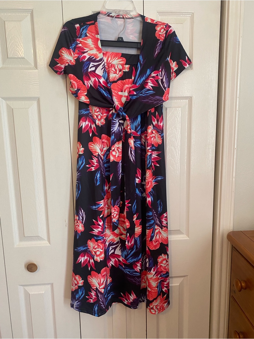 V-neck Floral Printed Two piece maxi skirt set Black and Coral     Size Small